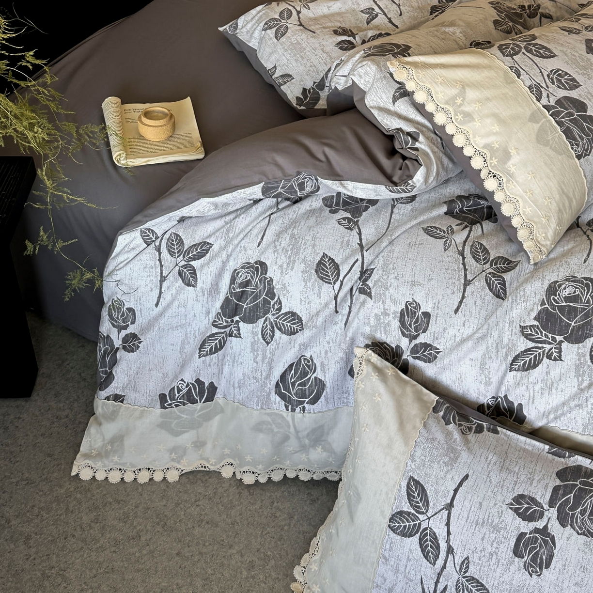 91家纺网 家纺一手货源 找家纺 宜代光年 2025新款全棉磨毛花边四件套 岁月留声～灰