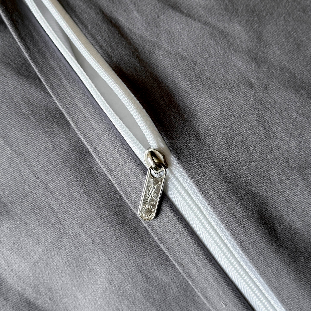 91家纺网 家纺一手货源 找家纺 宜代光年 2025新款全棉磨毛花边四件套 岁月留声～灰