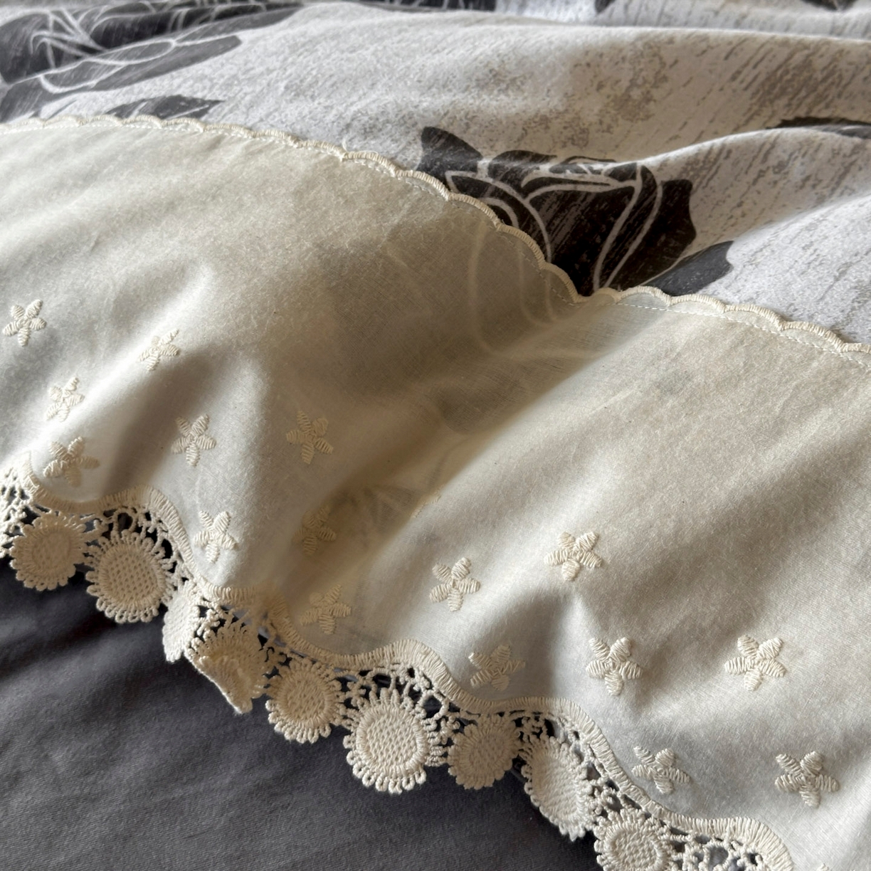 91家纺网 家纺一手货源 找家纺 宜代光年 2025新款全棉磨毛花边四件套 岁月留声～灰