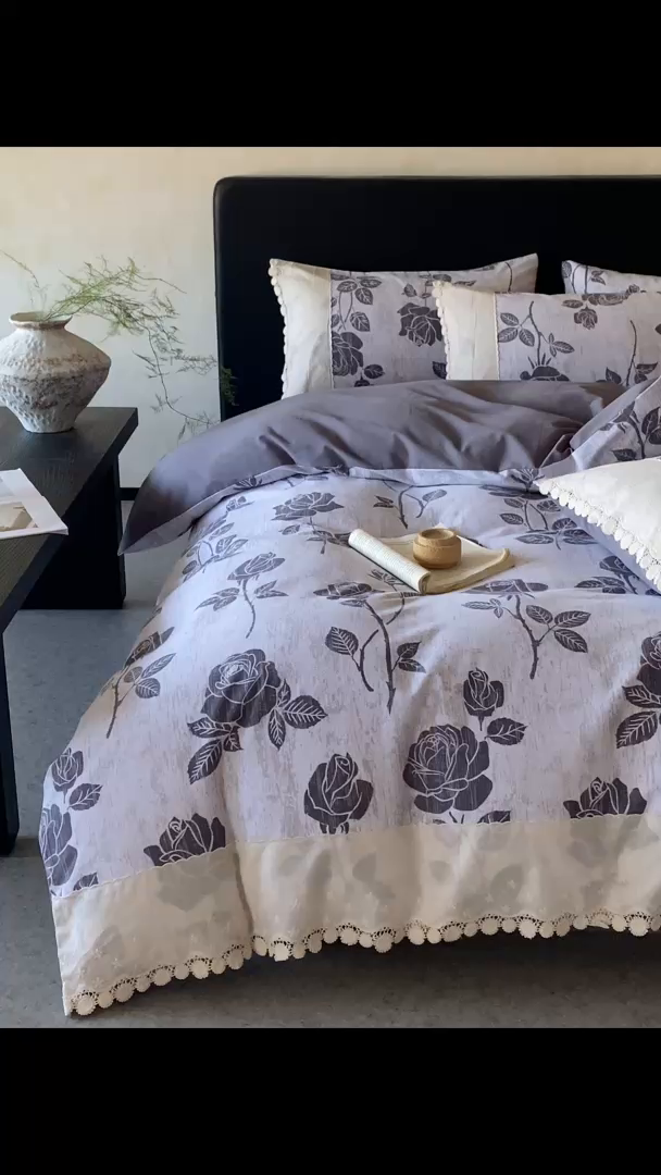 91家纺网 家纺一手货源 找家纺 宜代光年 2025新款全棉磨毛花边四件套 岁月留声～灰