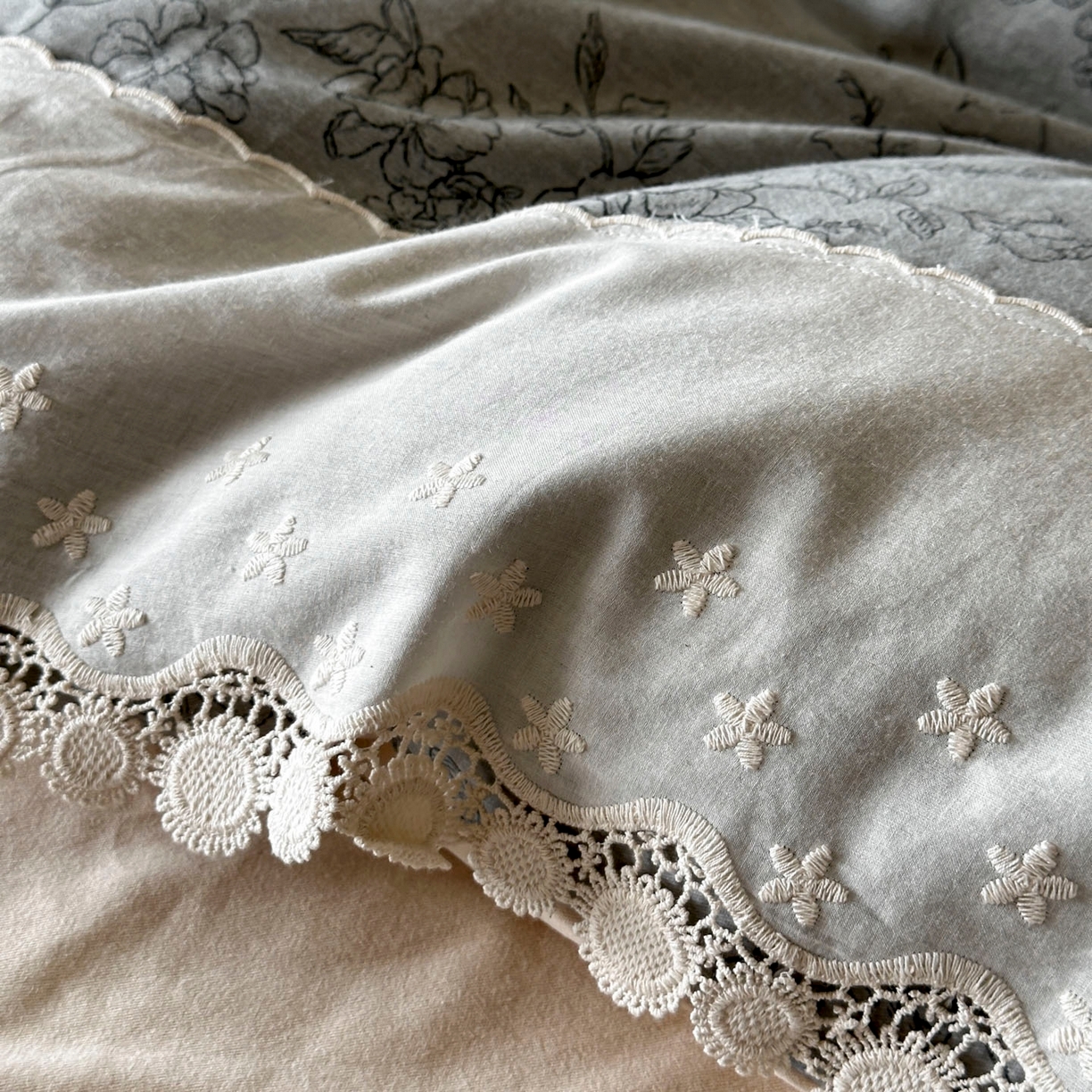 91家纺网 家纺一手货源 找家纺 宜代光年 2025新款全棉磨毛花边四件套 花眠