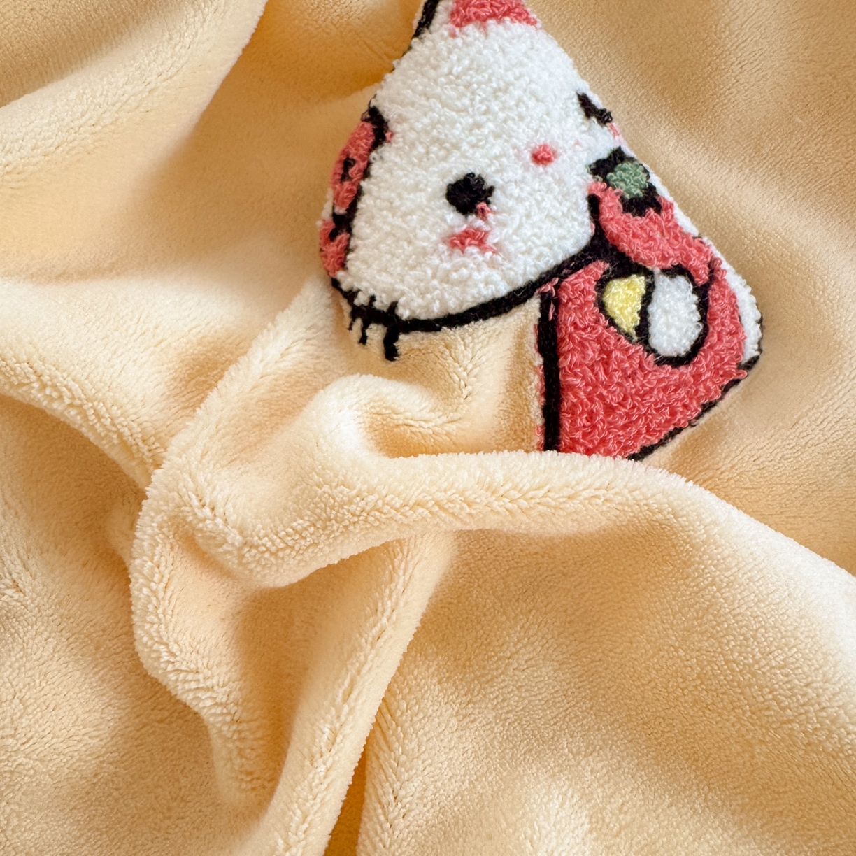 91家纺网 家纺一手货源 找家纺 一霖家纺 2025新款小清新牛奶绒毛巾绣四件套-第一波 苹果猫绒