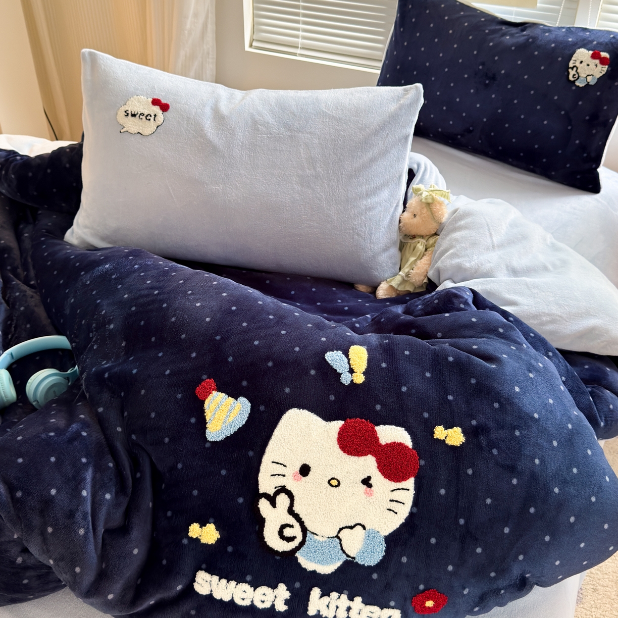 91家纺网 家纺一手货源 找家纺 一霖家纺 2025新款小清新牛奶绒毛巾绣四件套-第一波 波点萌猫绒