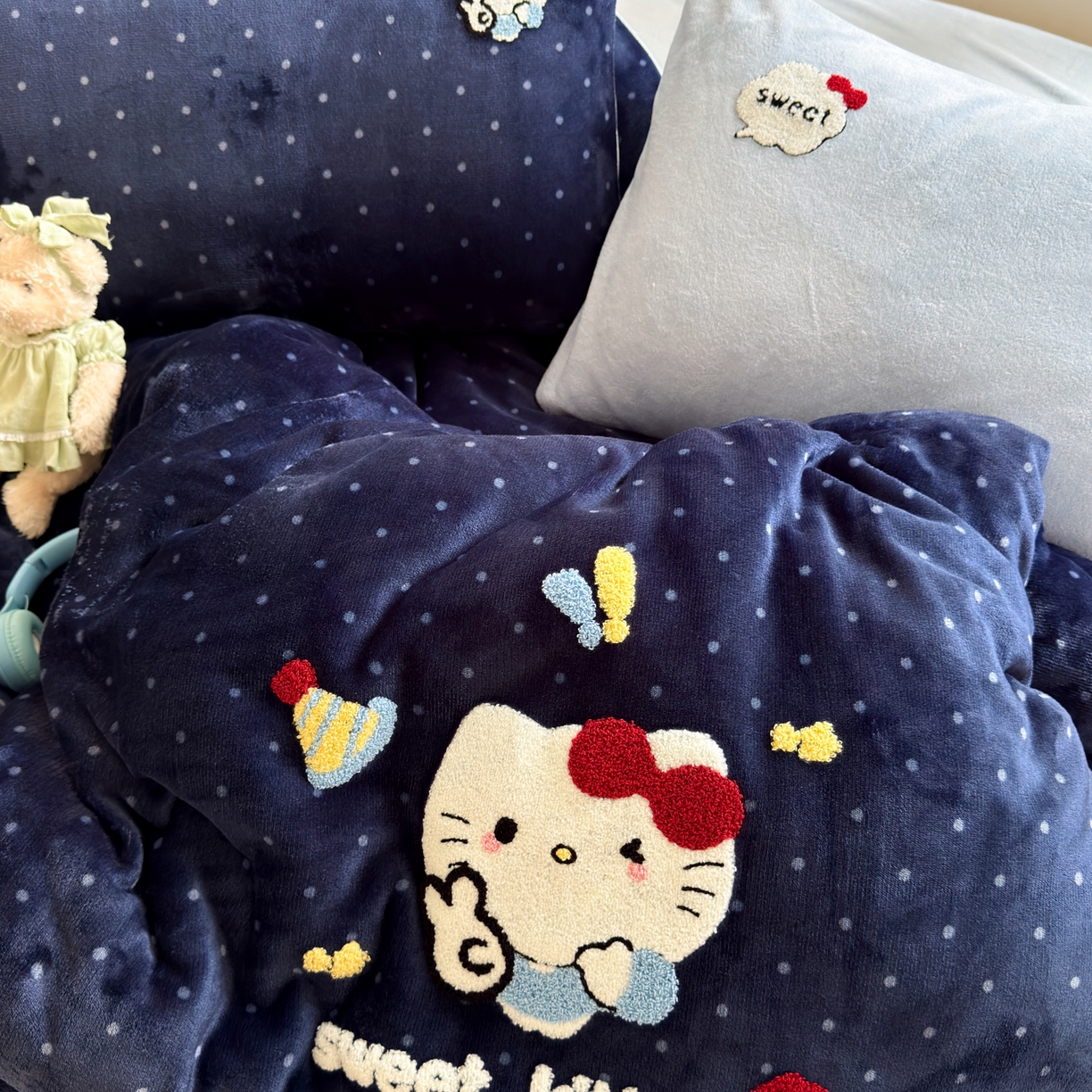 91家纺网 家纺一手货源 找家纺 一霖家纺 2025新款小清新牛奶绒毛巾绣四件套-第一波 波点萌猫绒