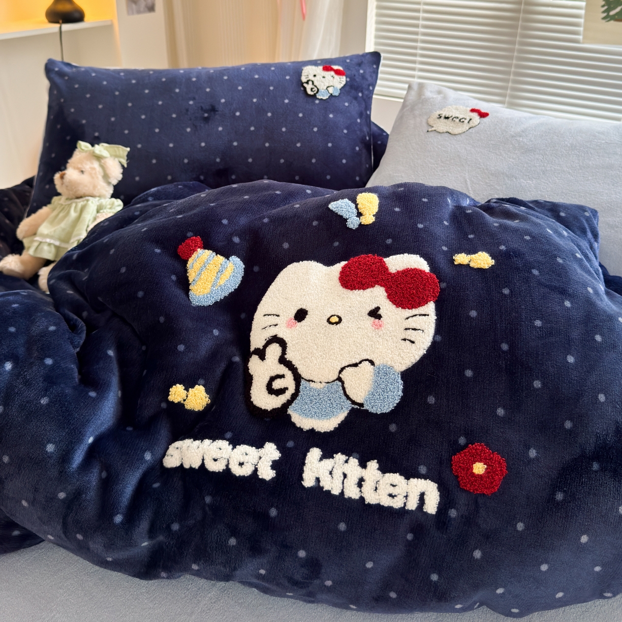 91家纺网 家纺一手货源 找家纺 一霖家纺 2025新款小清新牛奶绒毛巾绣四件套-第一波 波点萌猫绒