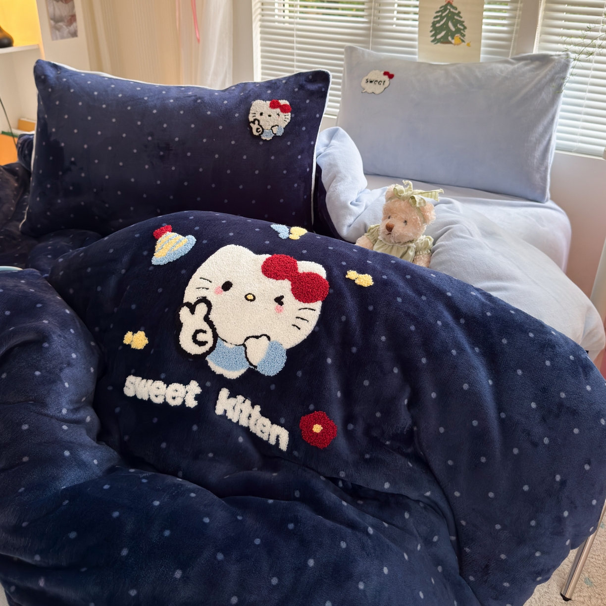 91家纺网 家纺一手货源 找家纺 一霖家纺 2025新款小清新牛奶绒毛巾绣四件套-第一波 波点萌猫绒