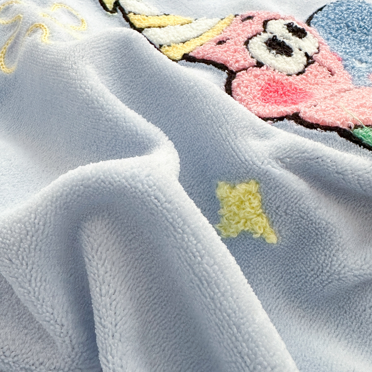 91家纺网 家纺一手货源 找家纺 一霖家纺 2025新款小清新牛奶绒毛巾绣四件套-第一波 吹泡泡的海宝