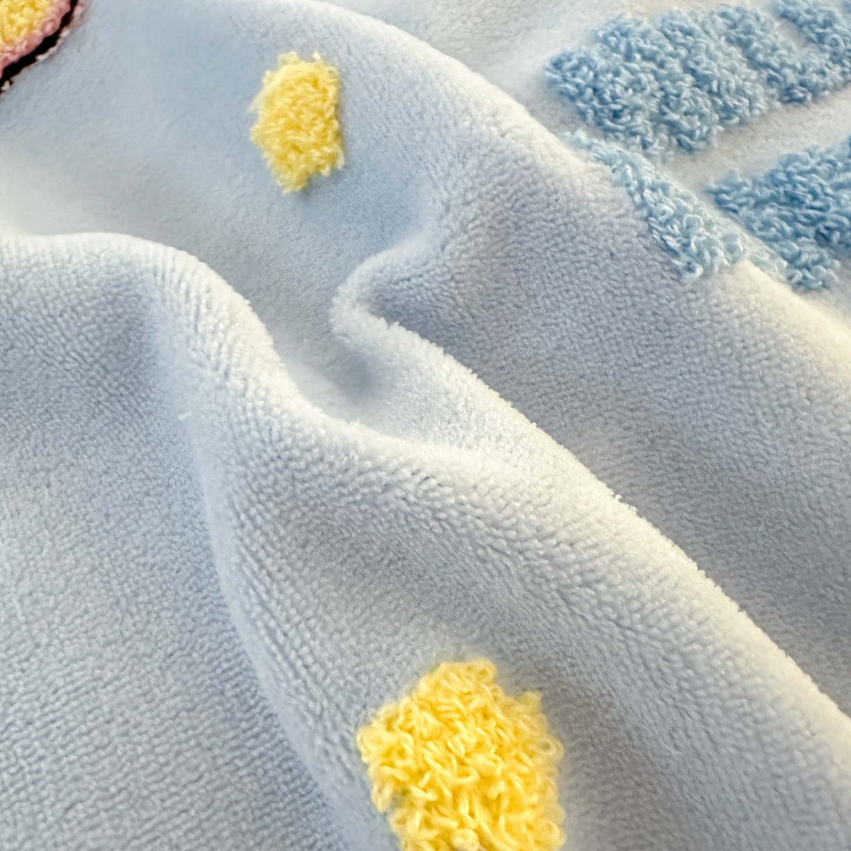 91家纺网 家纺一手货源 找家纺 一霖家纺 2025新款小清新牛奶绒毛巾绣四件套-第一波 动感BIUBIU绒