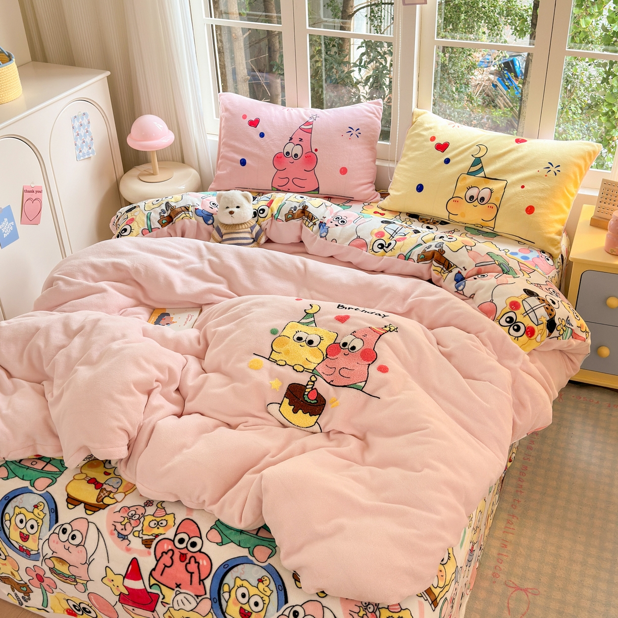 91家纺网 家纺一手货源 找家纺 一霖家纺 2025新款小清新牛奶绒毛巾绣四件套-第一波 过生日的海宝和派派绒