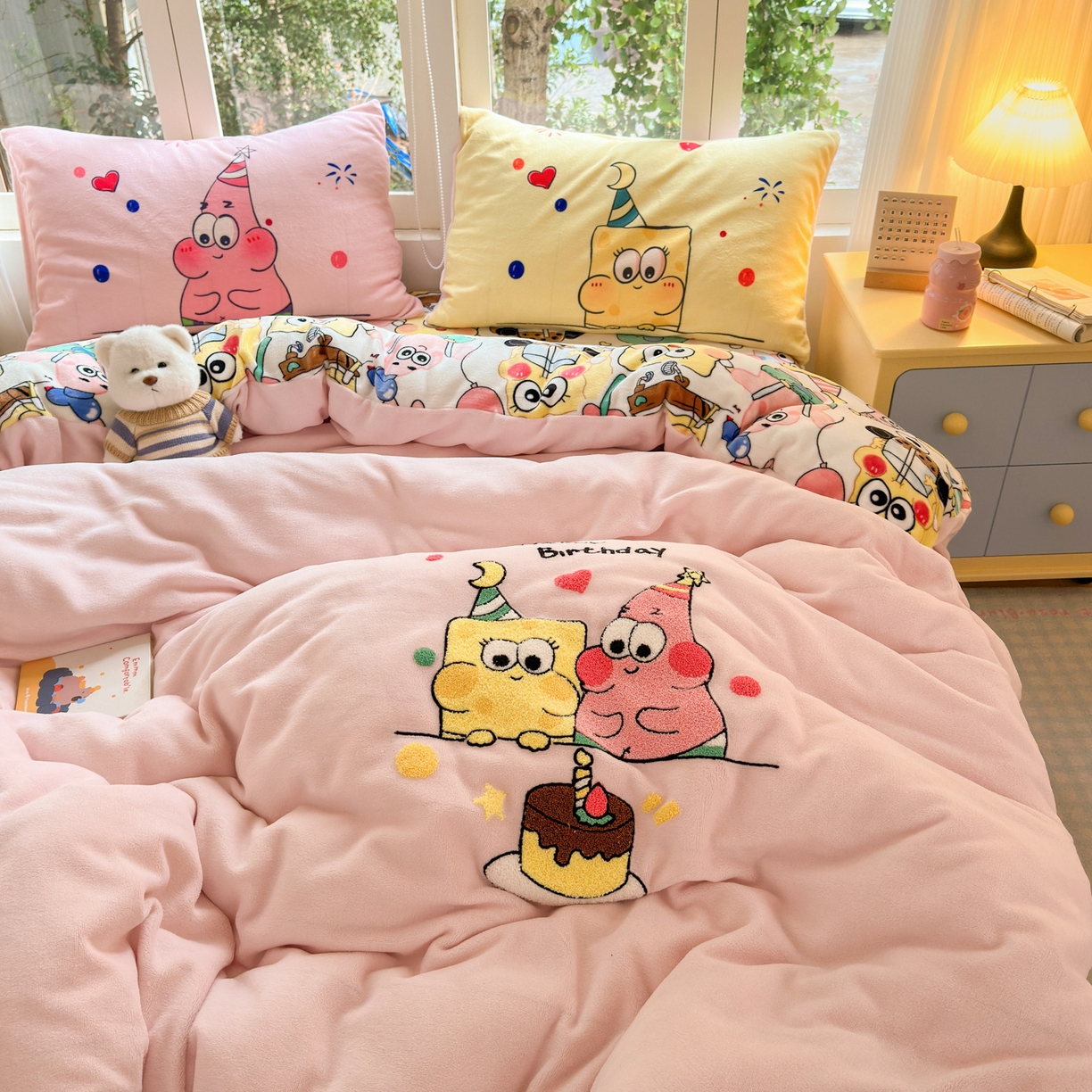 91家纺网 家纺一手货源 找家纺 一霖家纺 2025新款小清新牛奶绒毛巾绣四件套-第一波 过生日的海宝和派派绒