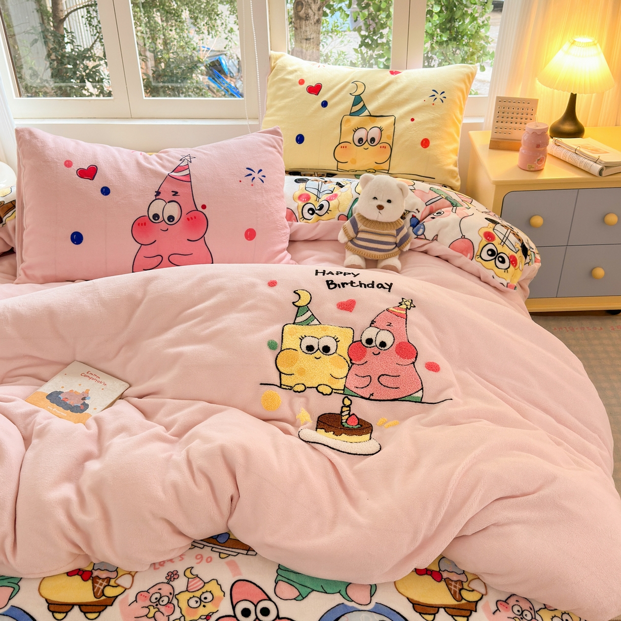 91家纺网 家纺一手货源 找家纺 一霖家纺 2025新款小清新牛奶绒毛巾绣四件套-第一波 过生日的海宝和派派绒