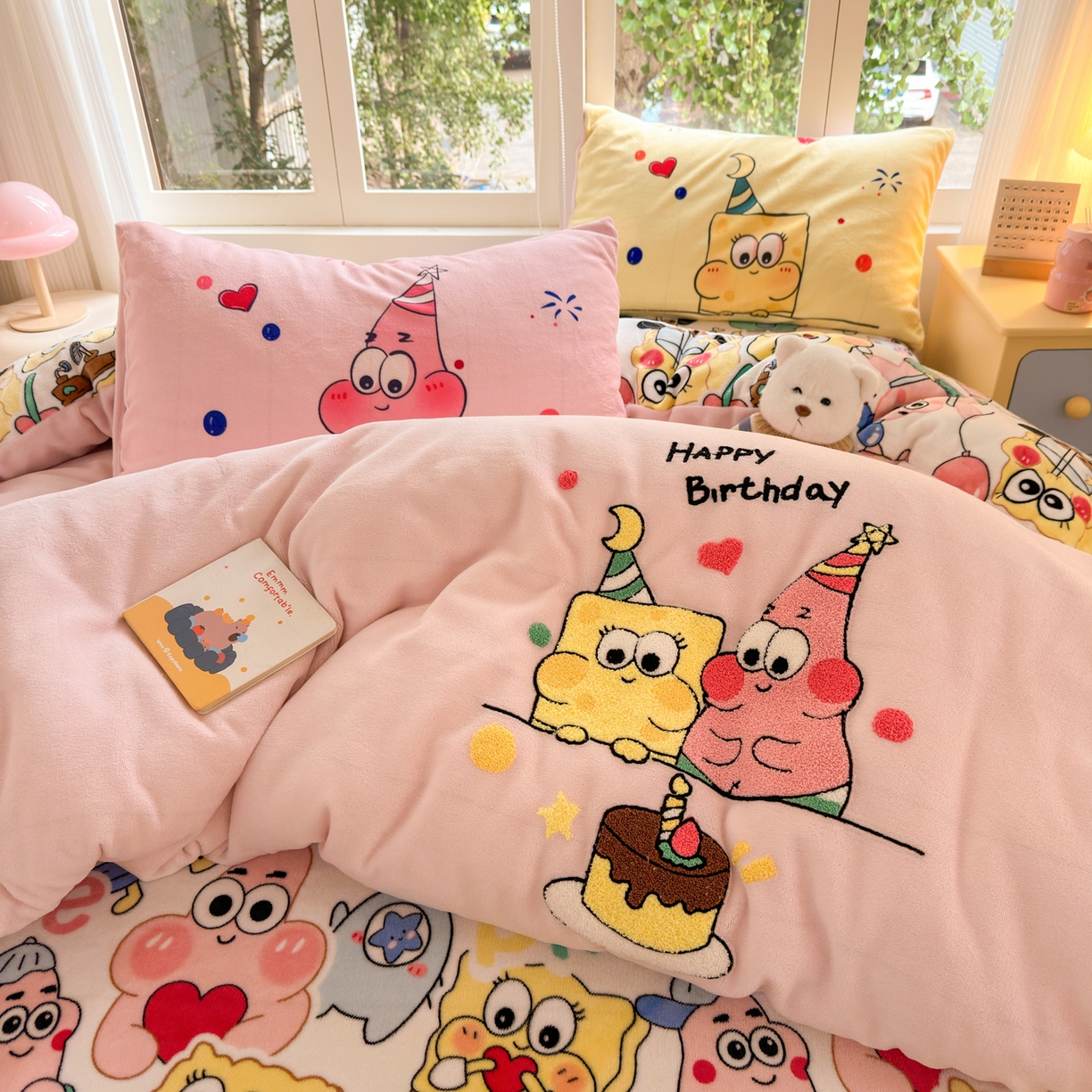 91家纺网 家纺一手货源 找家纺 一霖家纺 2025新款小清新牛奶绒毛巾绣四件套-第一波 过生日的海宝和派派绒