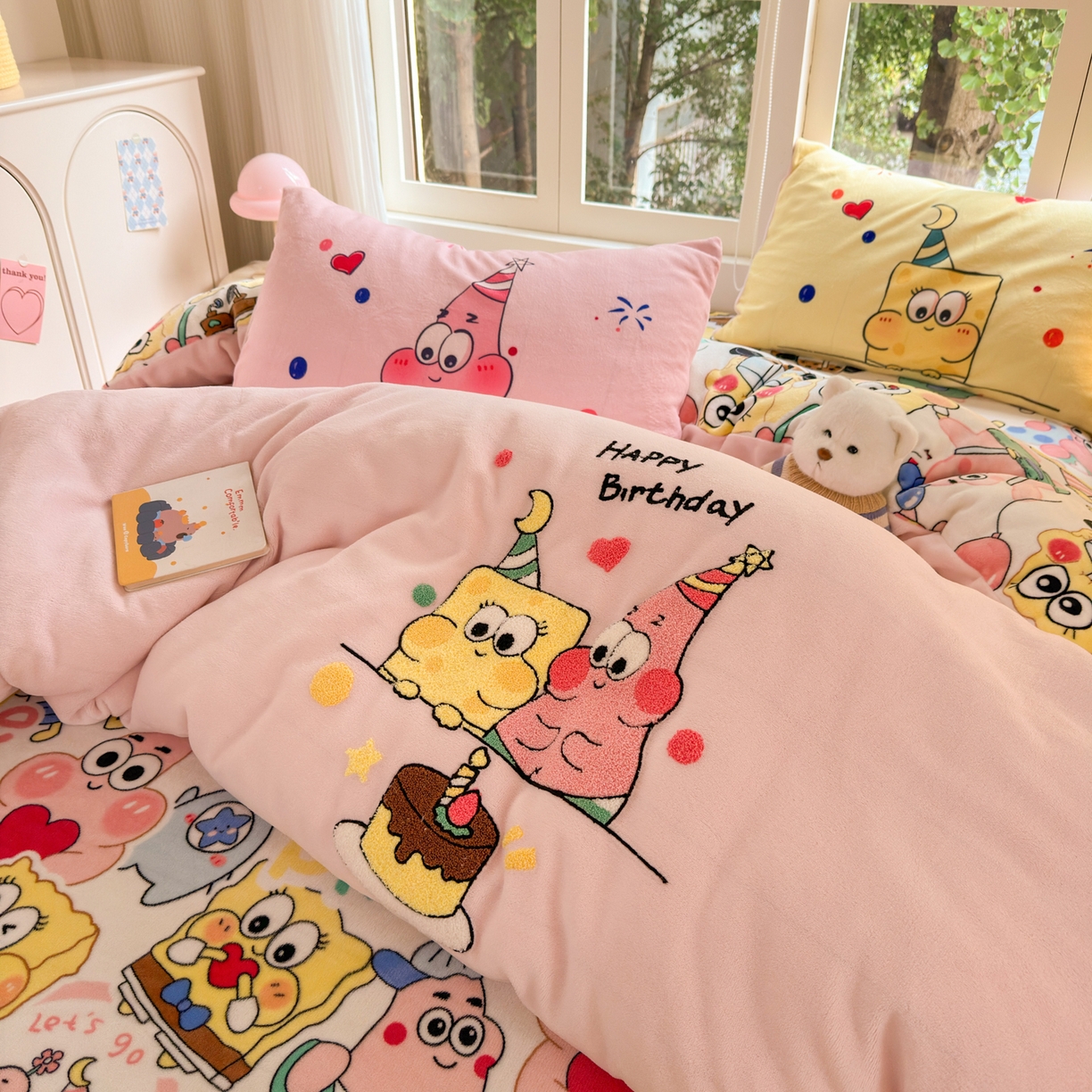 91家纺网 家纺一手货源 找家纺 一霖家纺 2025新款小清新牛奶绒毛巾绣四件套-第一波 过生日的海宝和派派绒