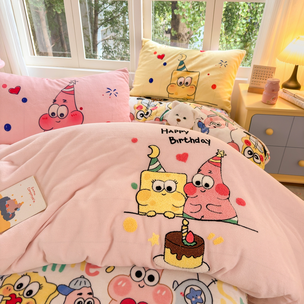 91家纺网 家纺一手货源 找家纺 一霖家纺 2025新款小清新牛奶绒毛巾绣四件套-第一波 过生日的海宝和派派绒