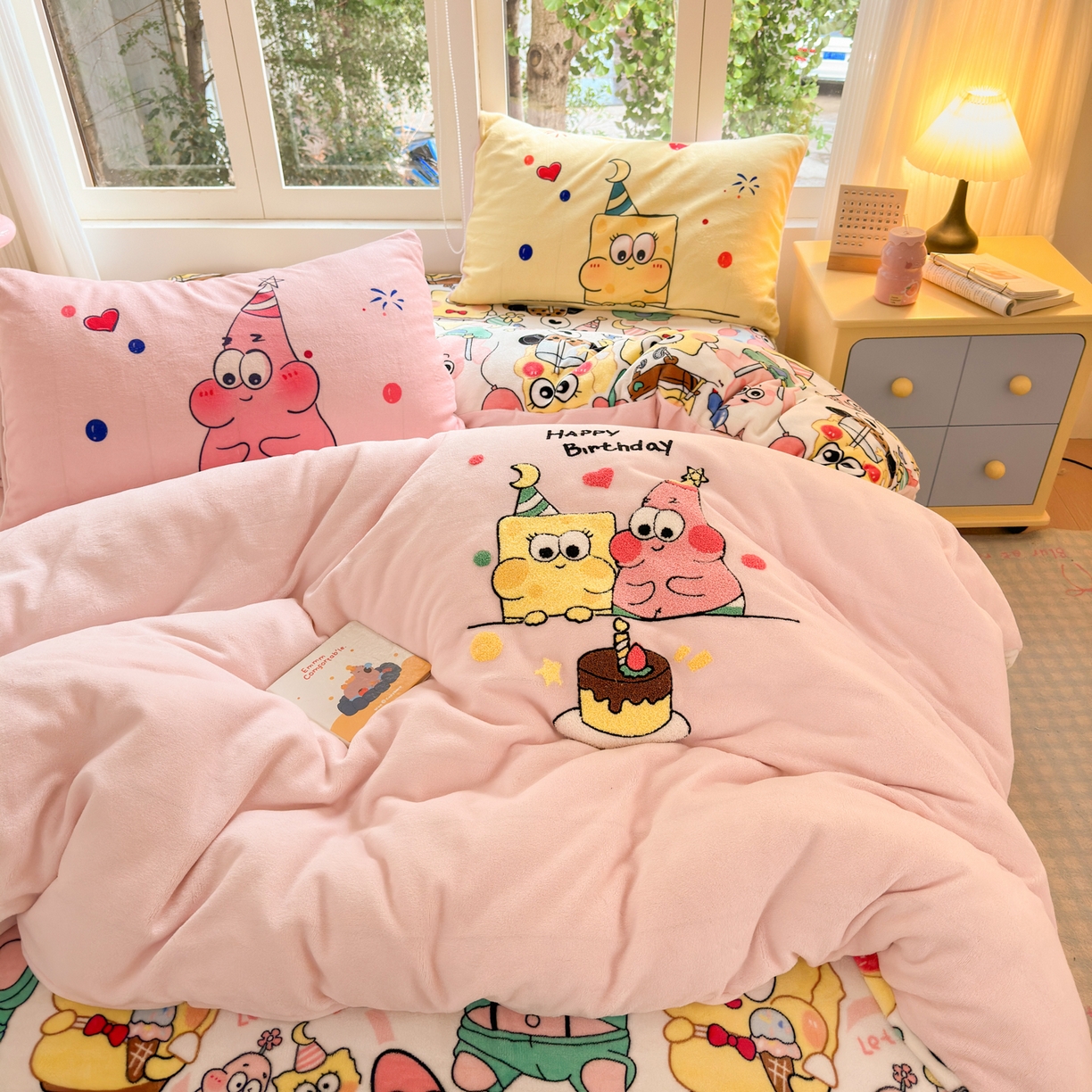 91家纺网 家纺一手货源 找家纺 一霖家纺 2025新款小清新牛奶绒毛巾绣四件套-第一波 过生日的海宝和派派绒