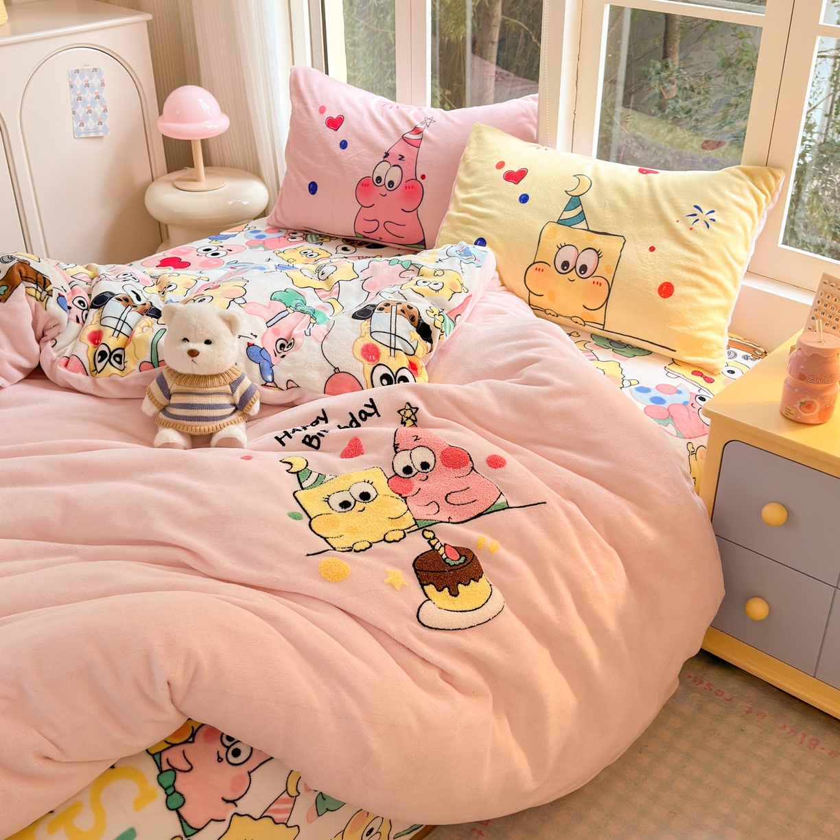 91家纺网 家纺一手货源 找家纺 一霖家纺 2025新款小清新牛奶绒毛巾绣四件套-第一波 过生日的海宝和派派绒