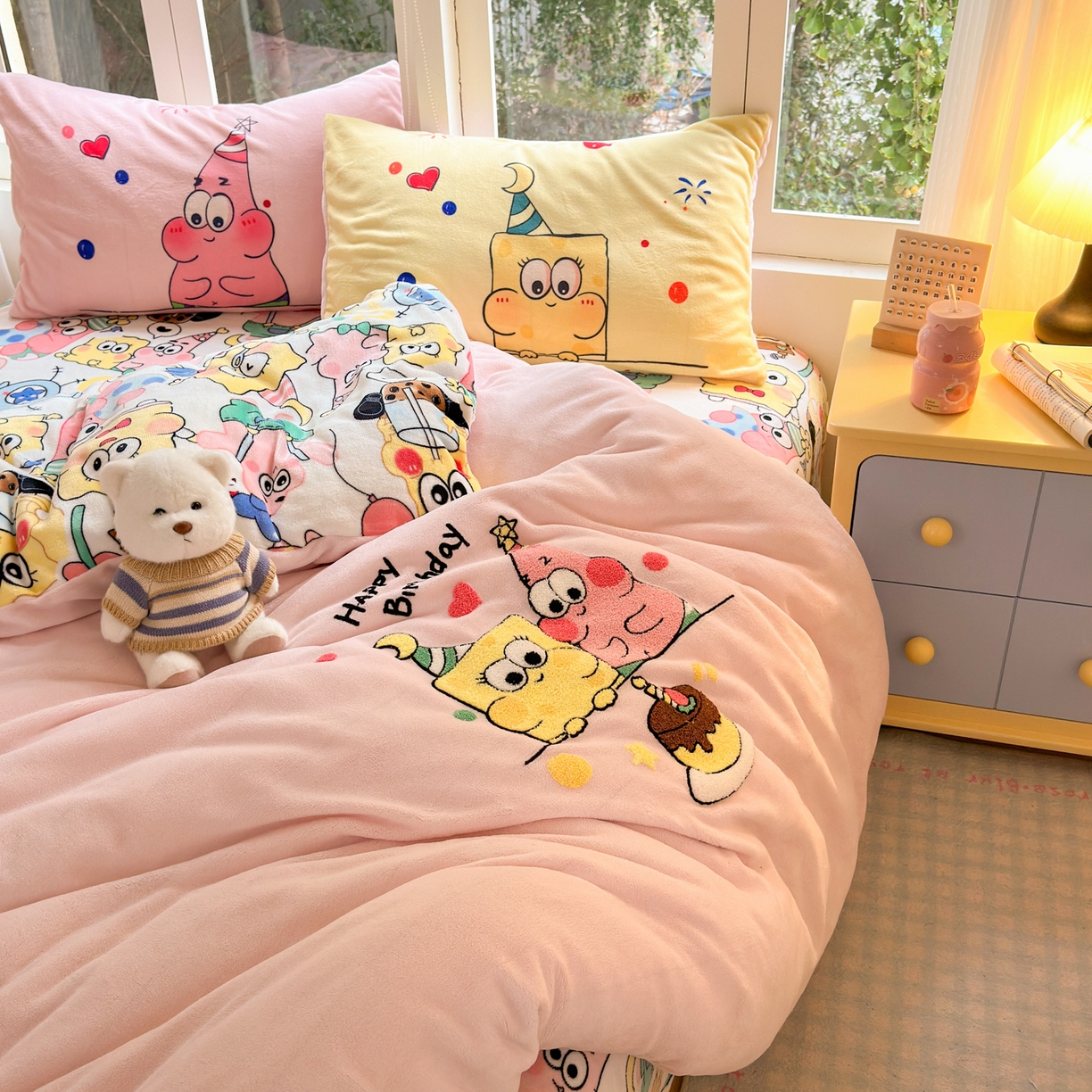 91家纺网 家纺一手货源 找家纺 一霖家纺 2025新款小清新牛奶绒毛巾绣四件套-第一波 过生日的海宝和派派绒