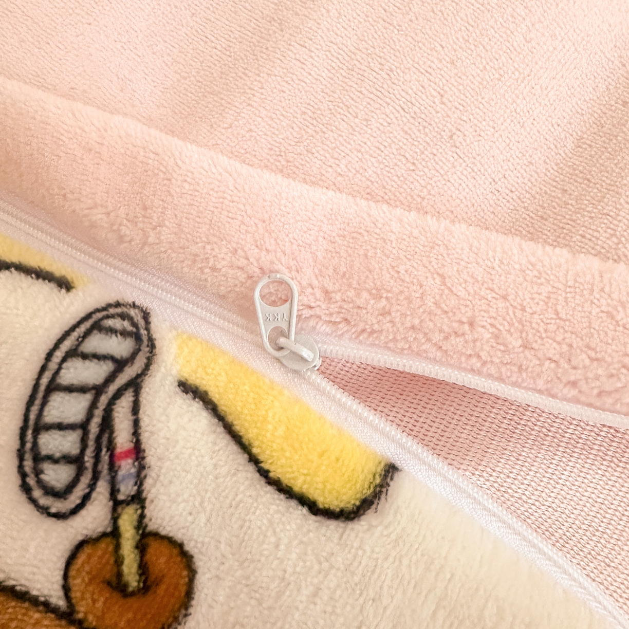 91家纺网 家纺一手货源 找家纺 一霖家纺 2025新款小清新牛奶绒毛巾绣四件套-第一波 过生日的海宝和派派绒