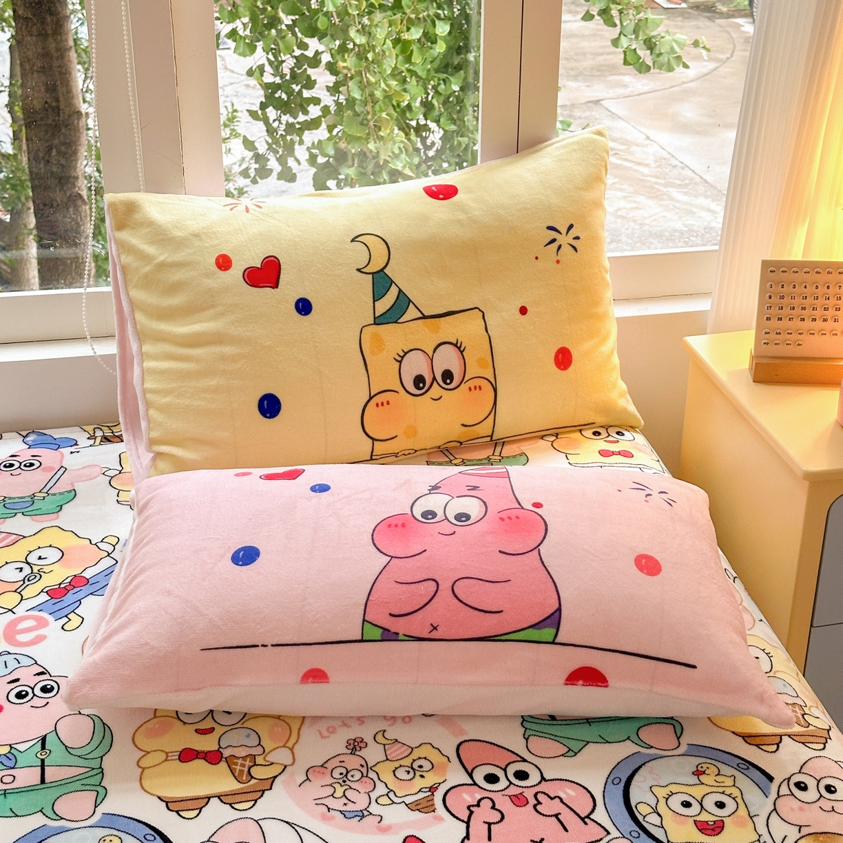 91家纺网 家纺一手货源 找家纺 一霖家纺 2025新款小清新牛奶绒毛巾绣四件套-第一波 过生日的海宝和派派绒