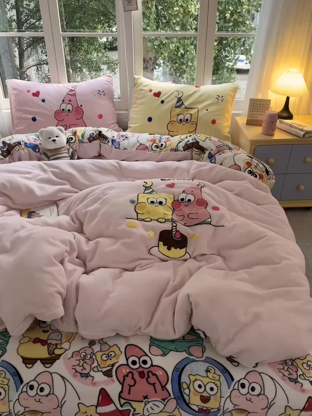 91家纺网 家纺一手货源 找家纺 一霖家纺 2025新款小清新牛奶绒毛巾绣四件套-第一波 过生日的海宝和派派绒