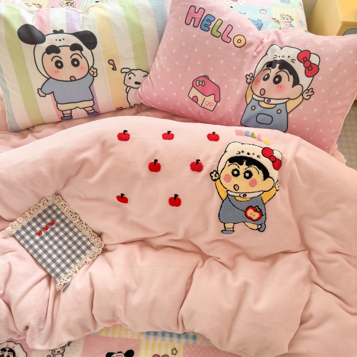 91家纺网 家纺一手货源 找家纺 一霖家纺 2025新款小清新牛奶绒毛巾绣四件套-第一波 苹果新新