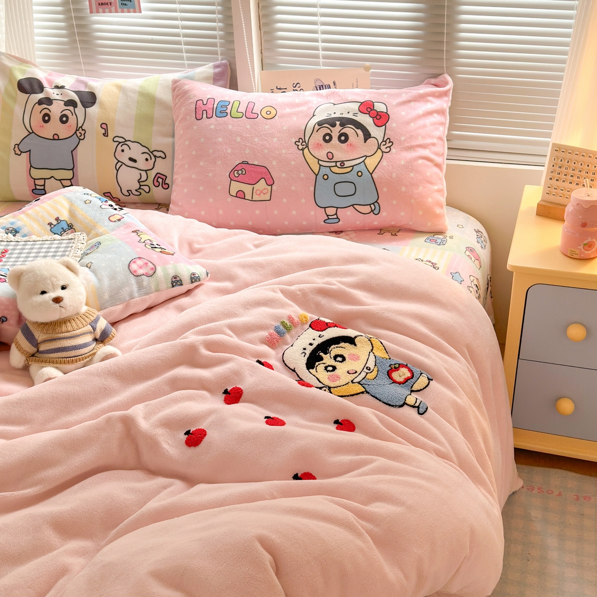 91家纺网 家纺一手货源 找家纺 一霖家纺 2025新款小清新牛奶绒毛巾绣四件套-第一波 苹果新新