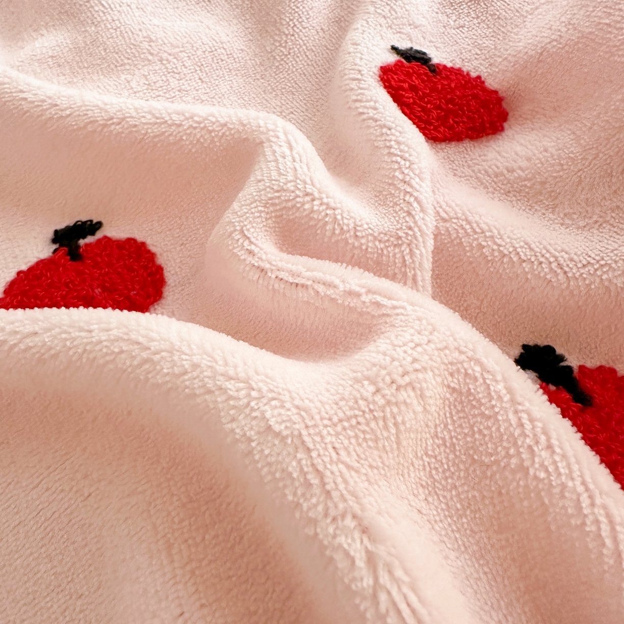 91家纺网 家纺一手货源 找家纺 一霖家纺 2025新款小清新牛奶绒毛巾绣四件套-第一波 苹果新新