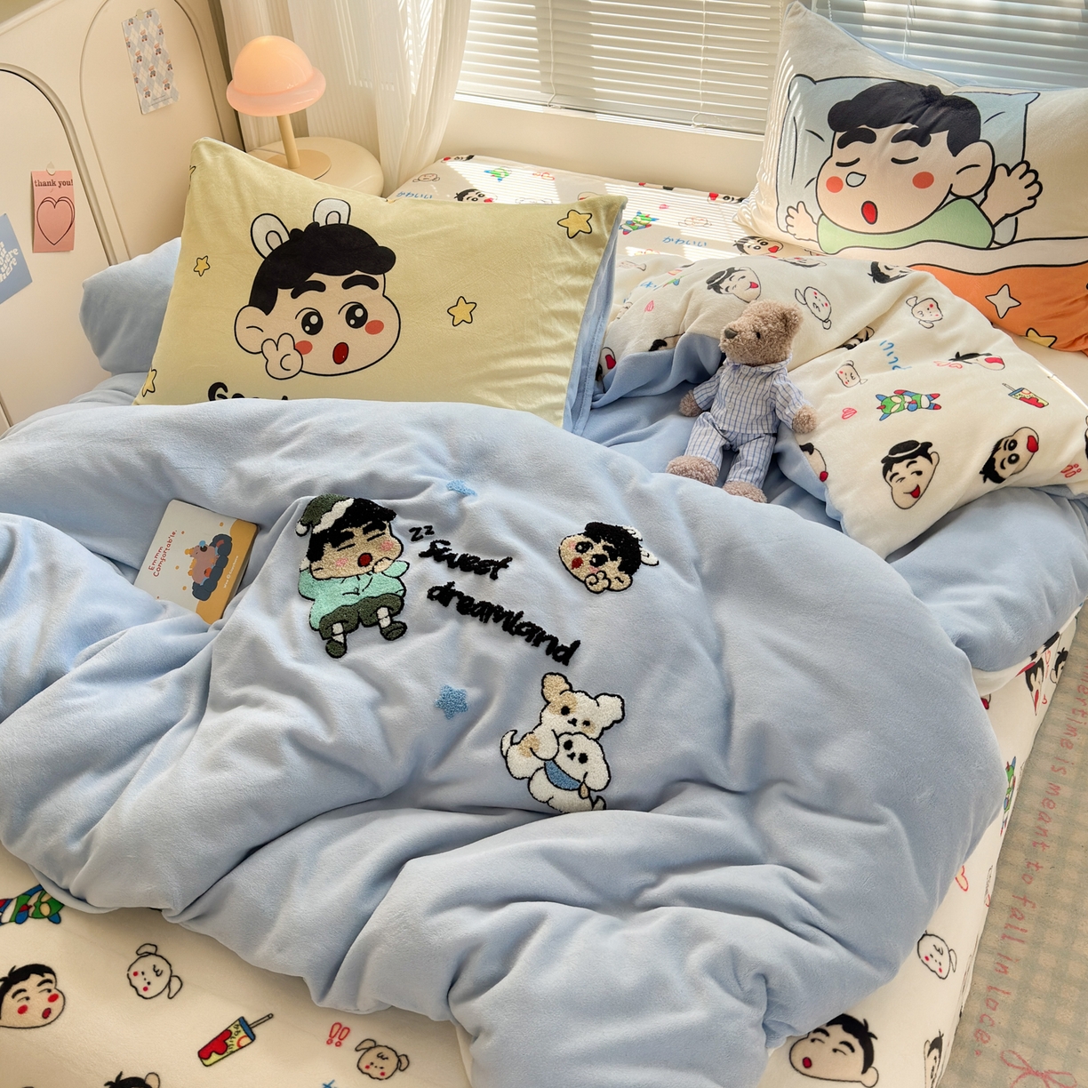 91家纺网 家纺一手货源 找家纺 一霖家纺 2025新款小清新牛奶绒毛巾绣四件套-第一波 晚安小新绒