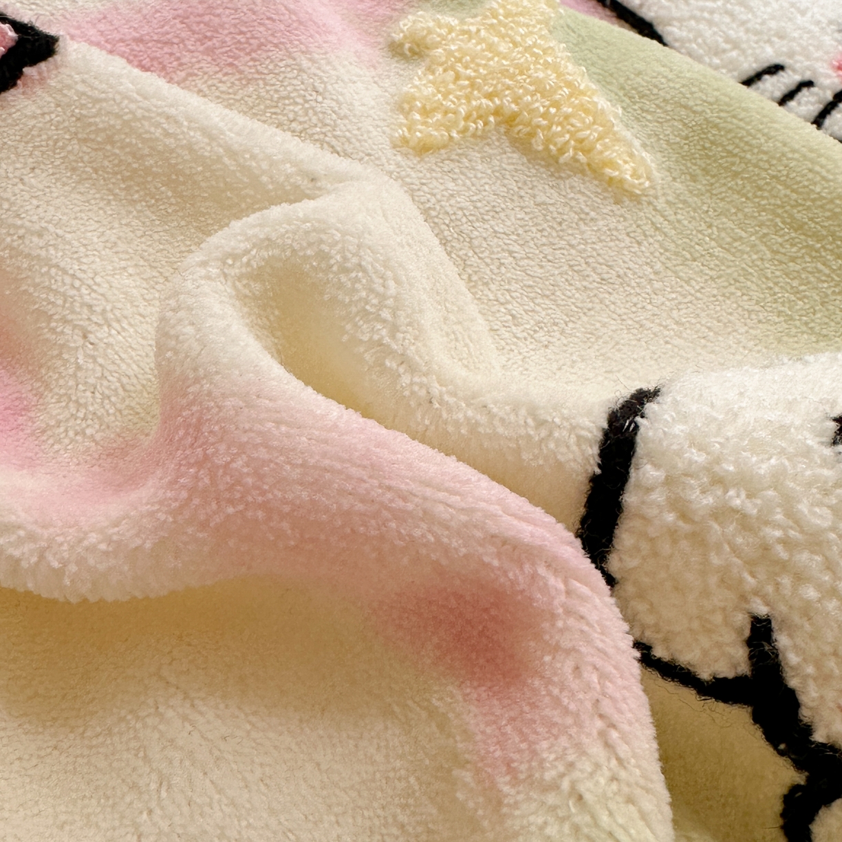 91家纺网 家纺一手货源 找家纺 一霖家纺 2025新款小清新牛奶绒毛巾绣四件套-第一波 元气小猫