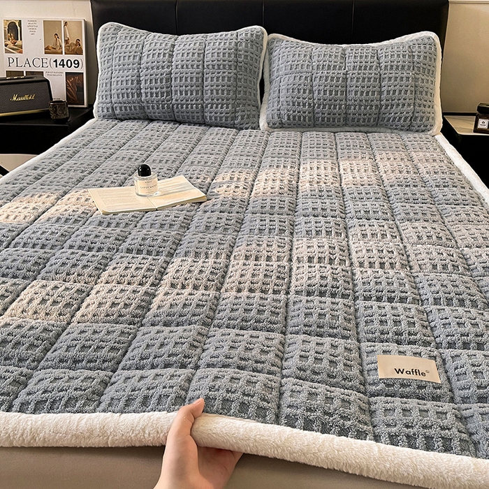 91家纺网 家纺一手货源 找家纺 喜居 2025新款舒棉绒华夫格床褥垫 雅灰