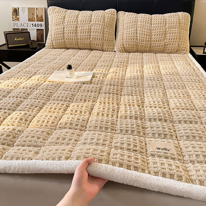 91家纺网 家纺一手货源 找家纺 喜居 2025新款舒棉绒华夫格床褥垫 奶咖