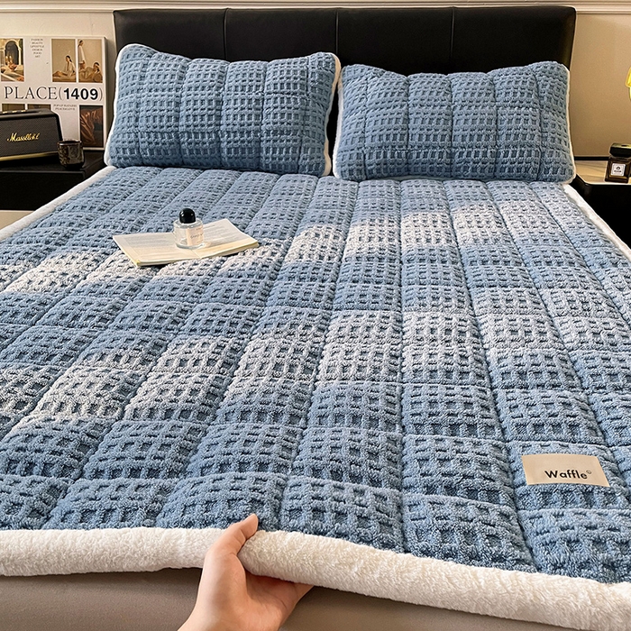 91家纺网 家纺一手货源 找家纺 喜居 2025新款舒棉绒华夫格床褥垫 雾蓝