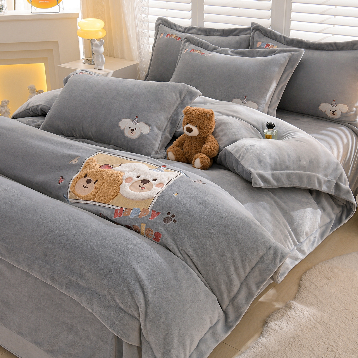 91家纺网 家纺一手货源 找家纺 金昱纺 2025新款230克柔软高克重牛奶绒贴布绣四件套 可爱联盟-冷灰