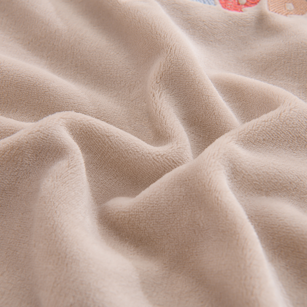 91家纺网 家纺一手货源 找家纺 （总）金昱纺 2025新款230克柔软高克重牛奶绒贴布绣四件套