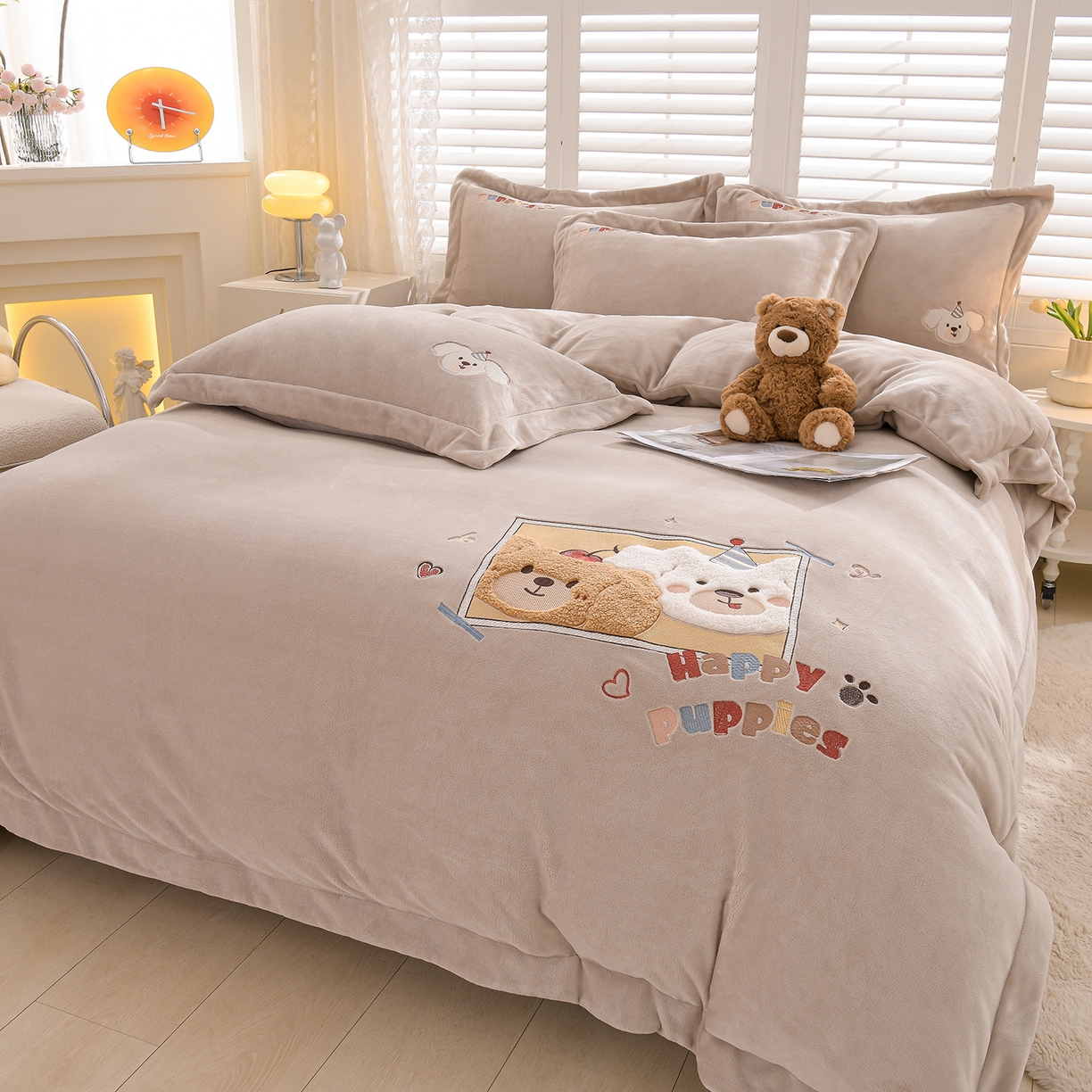 91家纺网 家纺一手货源 找家纺 （总）金昱纺 2025新款230克柔软高克重牛奶绒贴布绣四件套