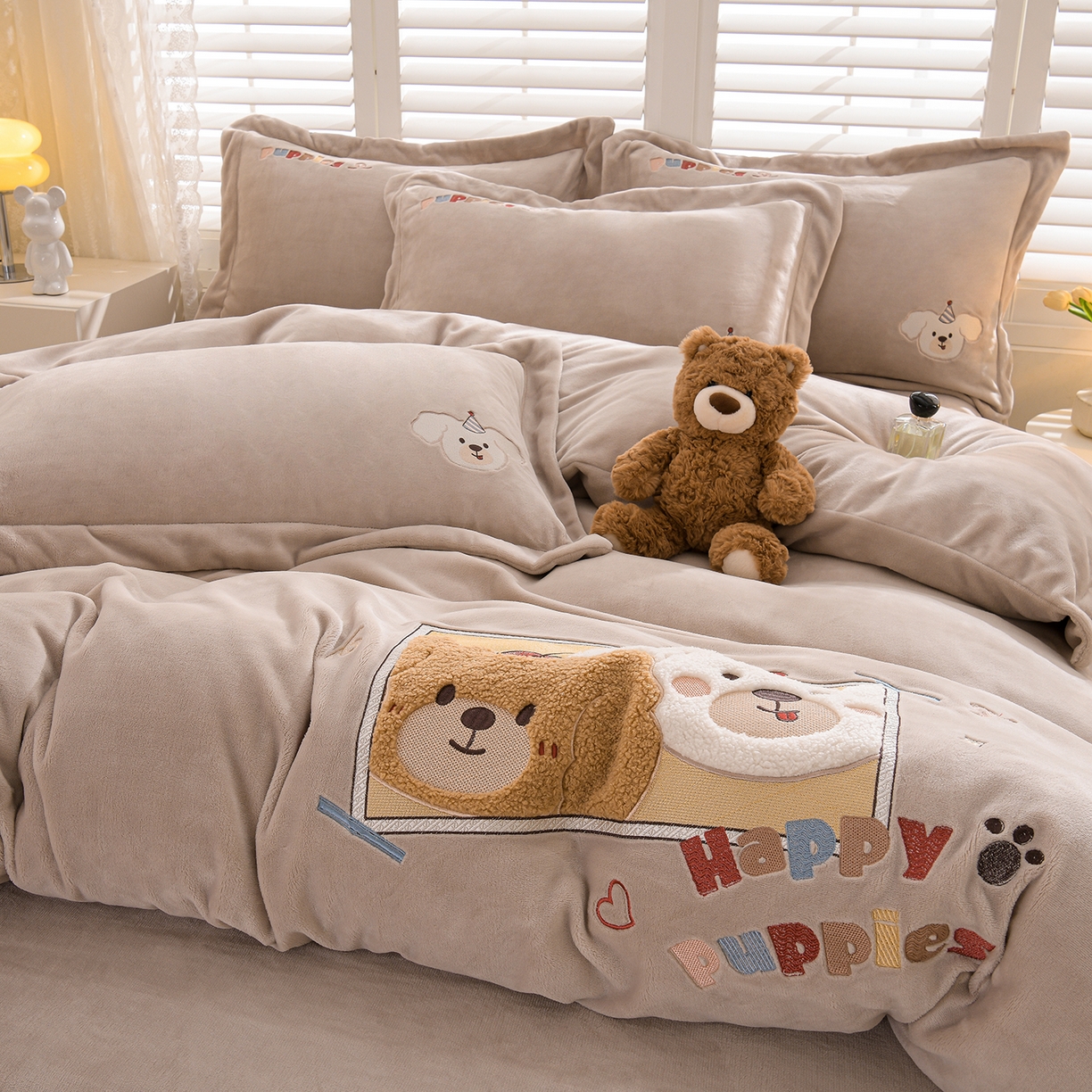 91家纺网 家纺一手货源 找家纺 （总）金昱纺 2025新款230克柔软高克重牛奶绒贴布绣四件套