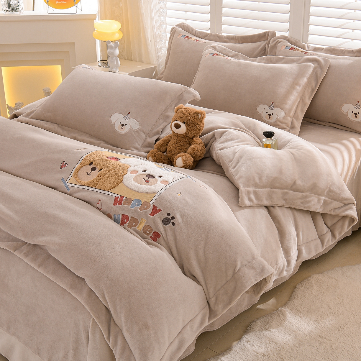 91家纺网 家纺一手货源 找家纺 金昱纺 2025新款230克柔软高克重牛奶绒贴布绣四件套 可爱联盟-卡其