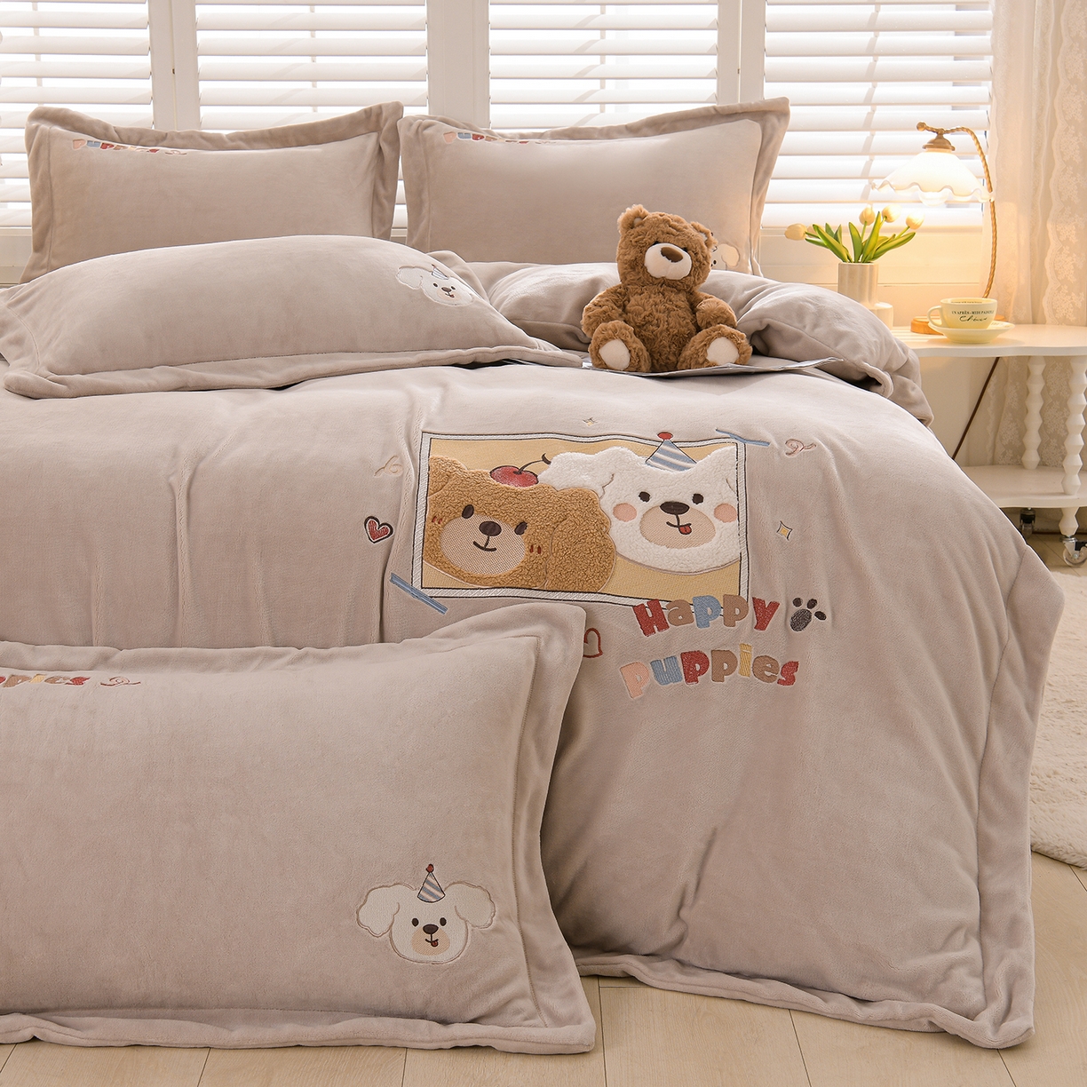 91家纺网 家纺一手货源 找家纺 （总）金昱纺 2025新款230克柔软高克重牛奶绒贴布绣四件套