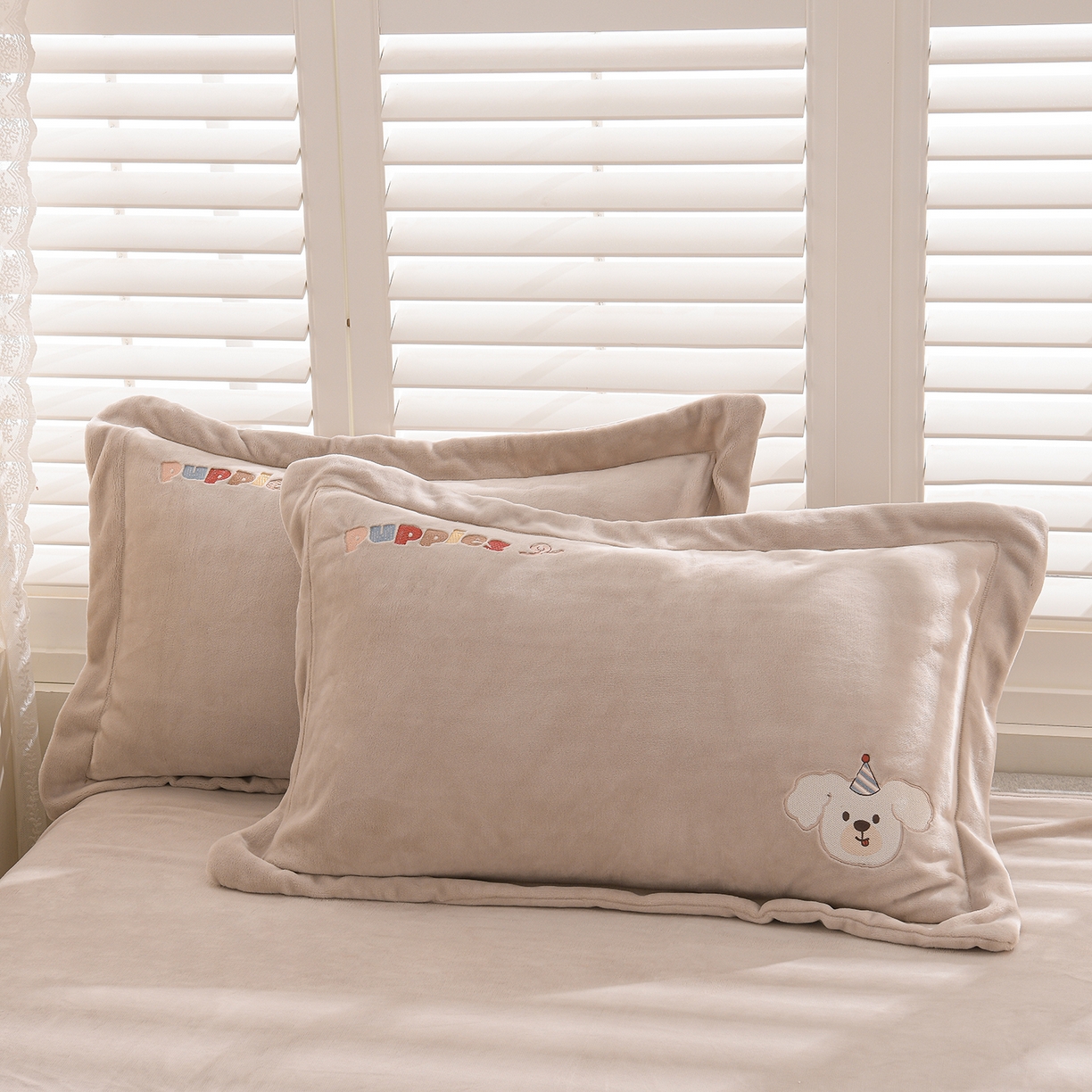 91家纺网 家纺一手货源 找家纺 金昱纺 2025新款230克柔软高克重牛奶绒贴布绣四件套 可爱联盟-卡其