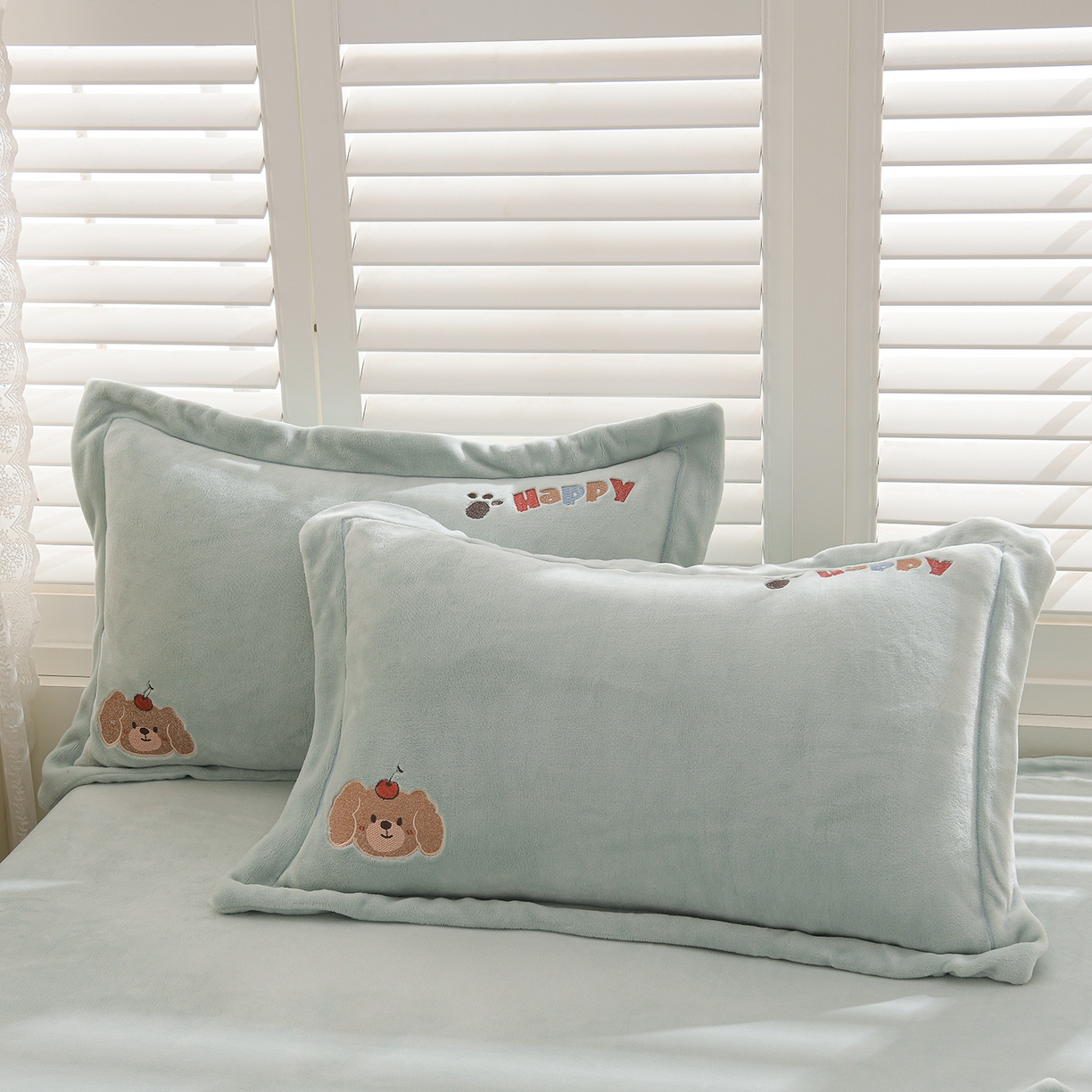 91家纺网 家纺一手货源 找家纺 金昱纺 2025新款230克柔软高克重牛奶绒贴布绣四件套 可爱联盟-浅蓝绿