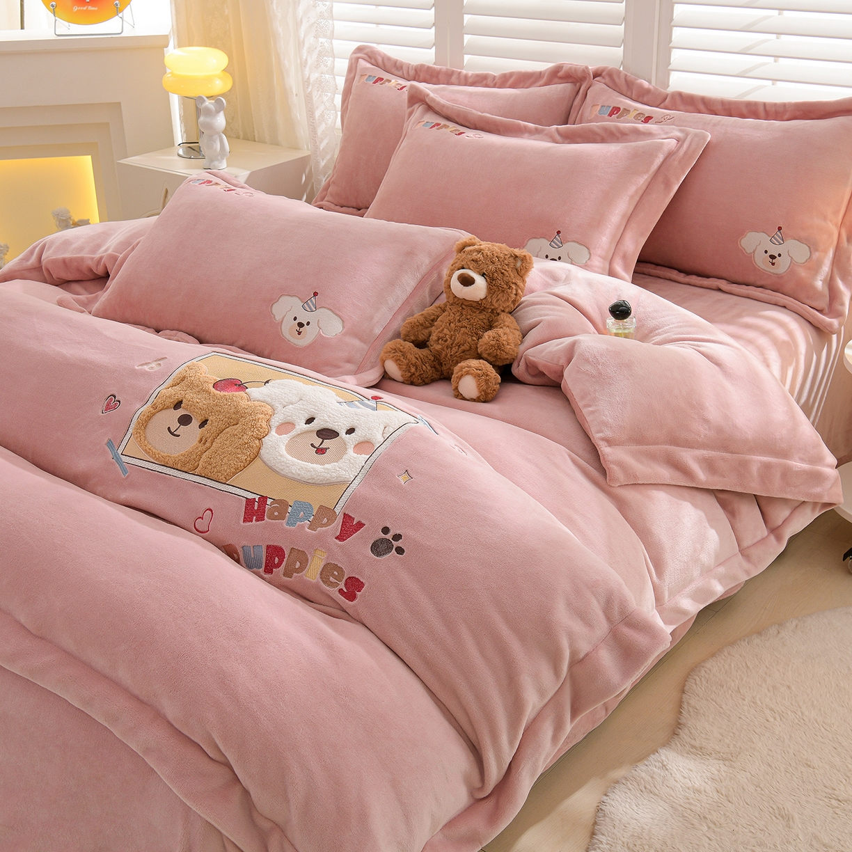 金昱纺 2025新款230克柔软高克重牛奶绒贴布绣四件套 可爱联盟-浅灰粉