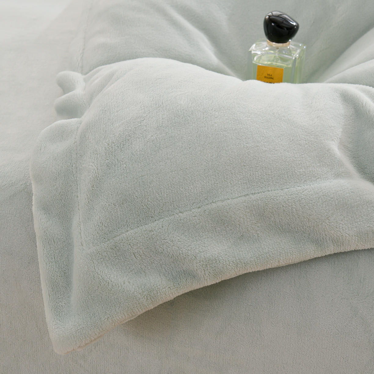 91家纺网 家纺一手货源 找家纺 金昱纺 2025新款230克柔软高克重牛奶绒贴布绣四件套 可爱联盟-浅蓝绿