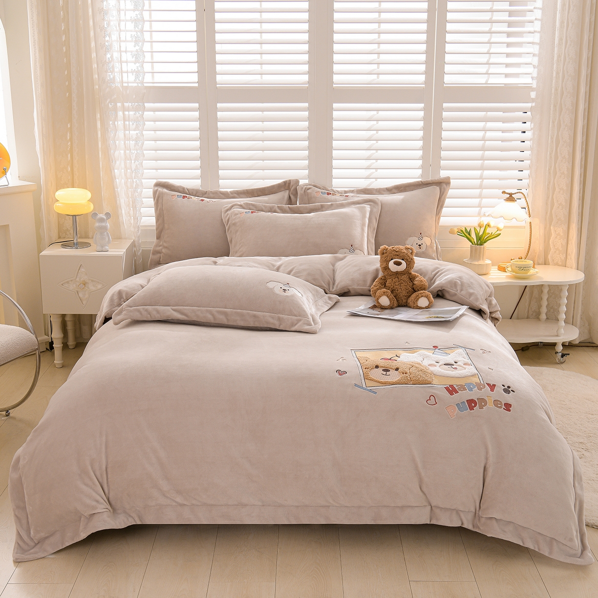 91家纺网 家纺一手货源 找家纺 金昱纺 2025新款230克柔软高克重牛奶绒贴布绣四件套 可爱联盟-卡其