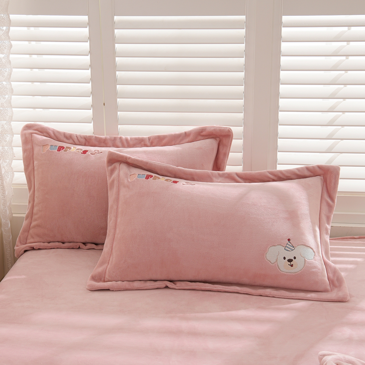 91家纺网 家纺一手货源 找家纺 金昱纺 2025新款230克柔软高克重牛奶绒贴布绣四件套 可爱联盟-浅灰粉