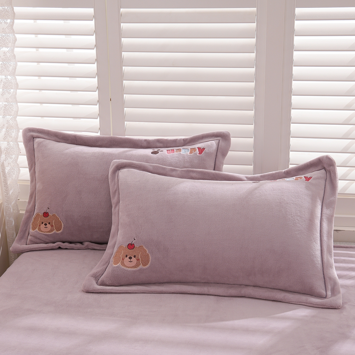 91家纺网 家纺一手货源 找家纺 金昱纺 2025新款230克柔软高克重牛奶绒贴布绣四件套 可爱联盟-浅紫