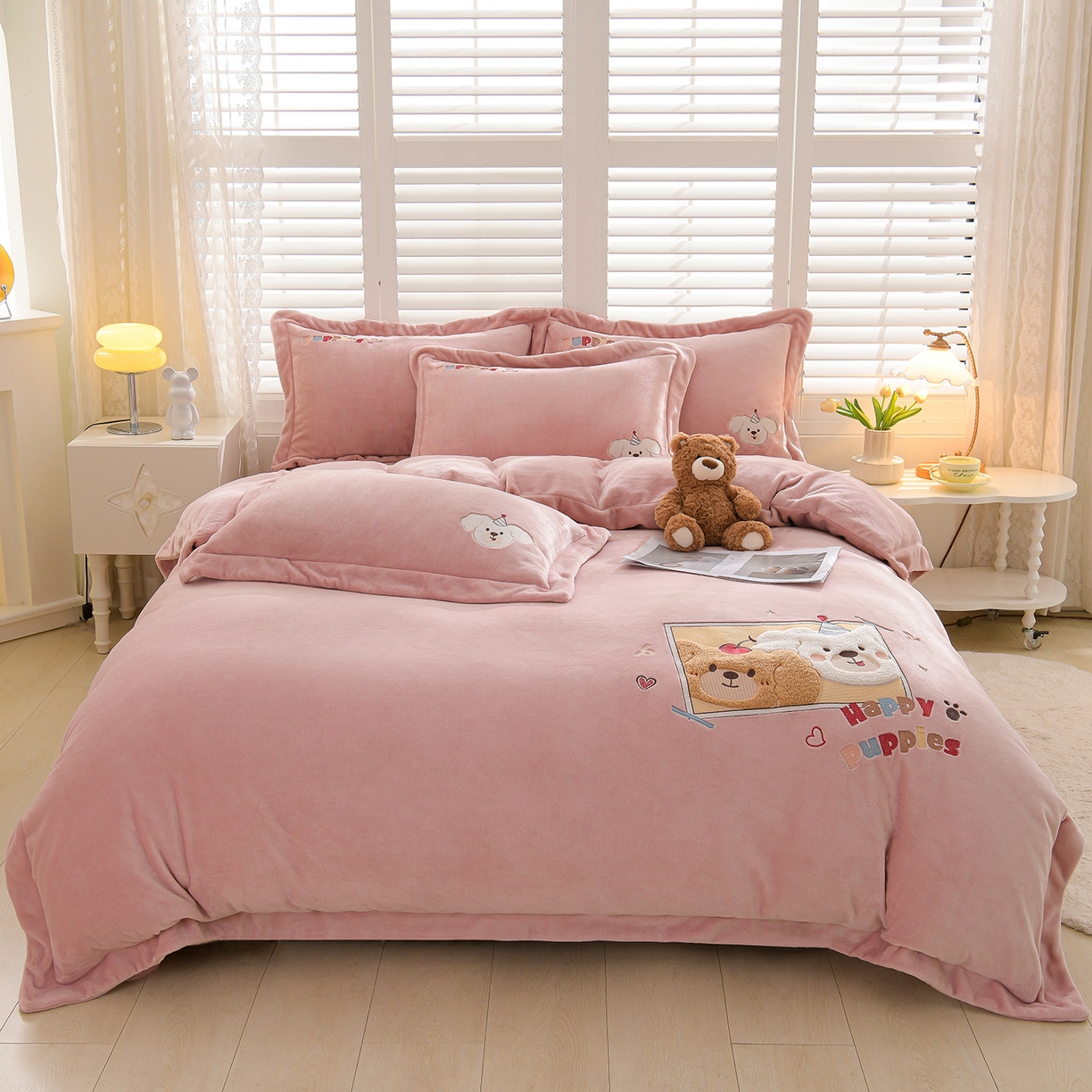 91家纺网 家纺一手货源 找家纺 金昱纺 2025新款230克柔软高克重牛奶绒贴布绣四件套 可爱联盟-浅灰粉