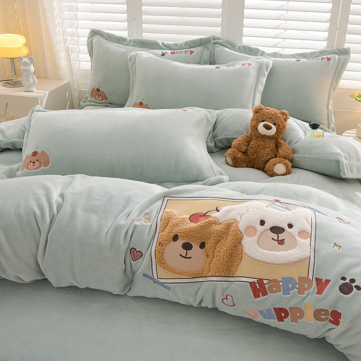 91家纺网 家纺一手货源 找家纺 金昱纺 2025新款230克柔软高克重牛奶绒贴布绣四件套 可爱联盟-浅蓝绿