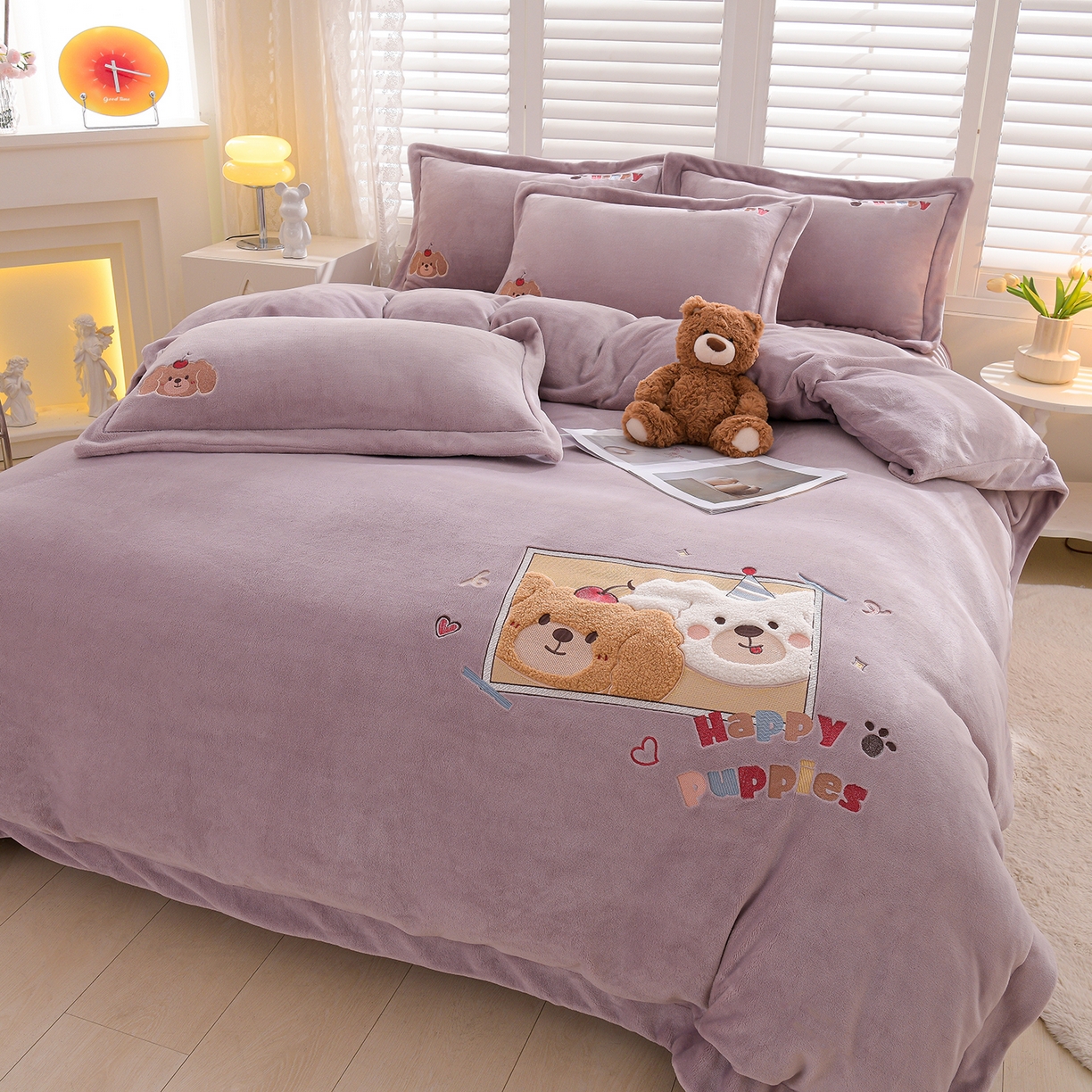 91家纺网 家纺一手货源 找家纺 金昱纺 2025新款230克柔软高克重牛奶绒贴布绣四件套 可爱联盟-浅紫