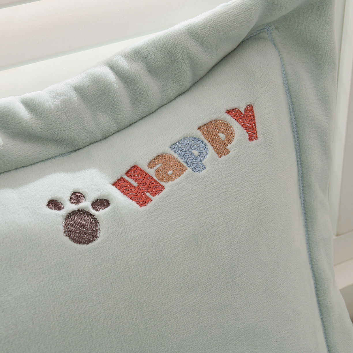 91家纺网 家纺一手货源 找家纺 金昱纺 2025新款230克柔软高克重牛奶绒贴布绣四件套 可爱联盟-浅蓝绿