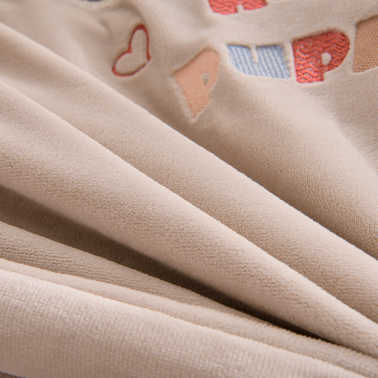 91家纺网 家纺一手货源 找家纺 金昱纺 2025新款230克柔软高克重牛奶绒贴布绣四件套 可爱联盟-卡其